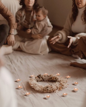 Em círculo de mulheres Em círculo de mulheres